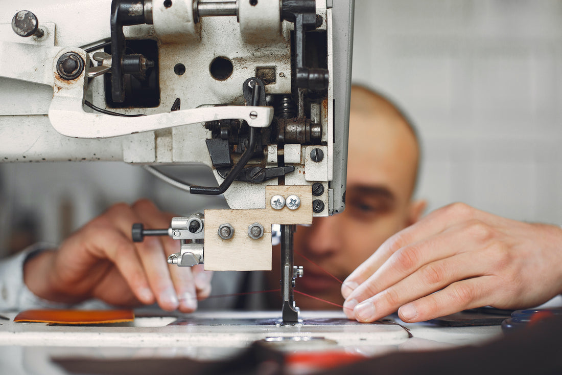 Hombre fabricando lencería de algodón orgánico