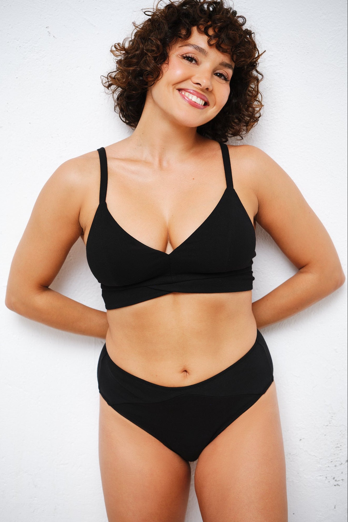 Braguita de algodón orgánico GOTS negra Udhara con sujetador a juego, vista frontal