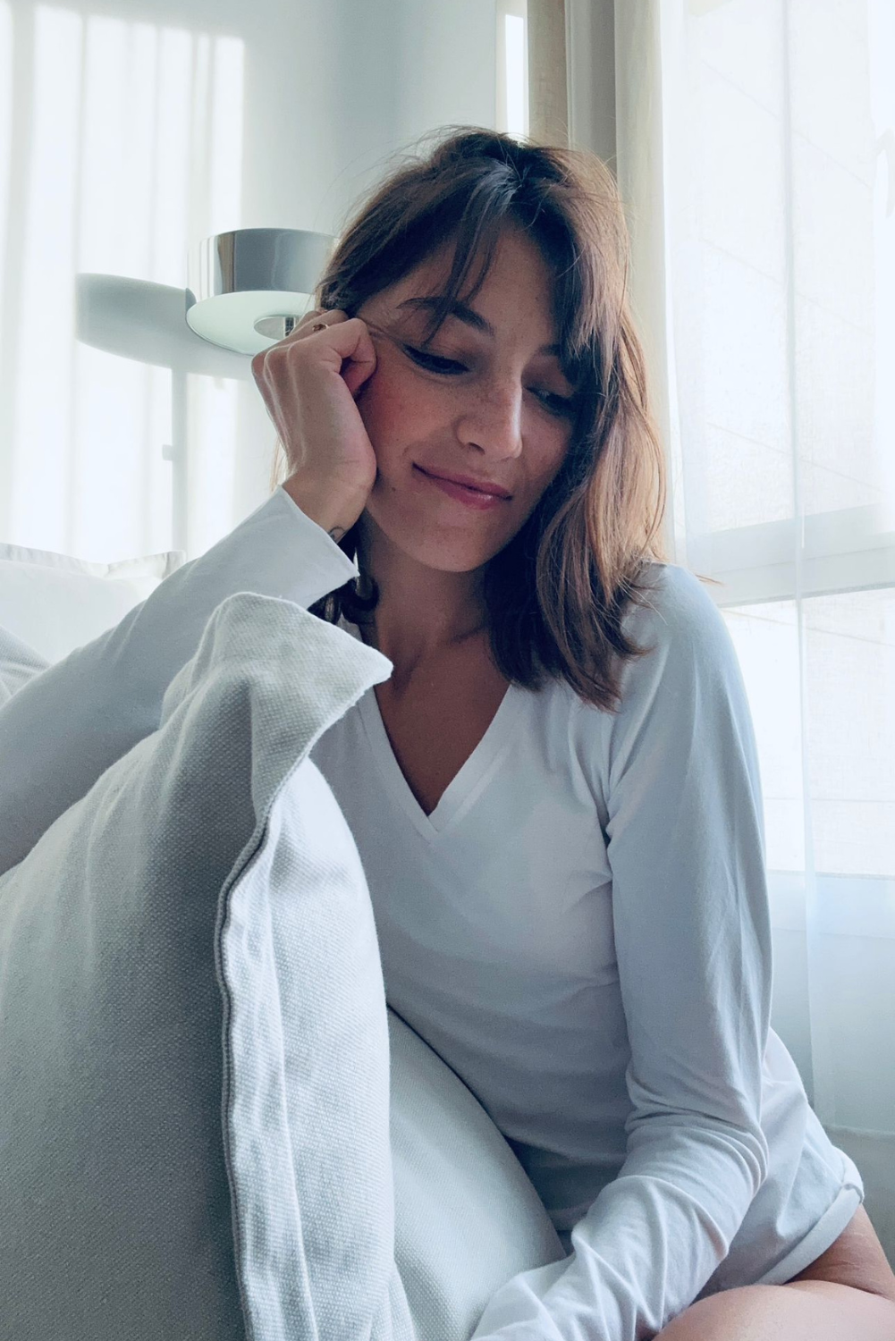 Camiseta de manga larga de algodón orgánico GOTS blanca Udhara con modelo sentada
